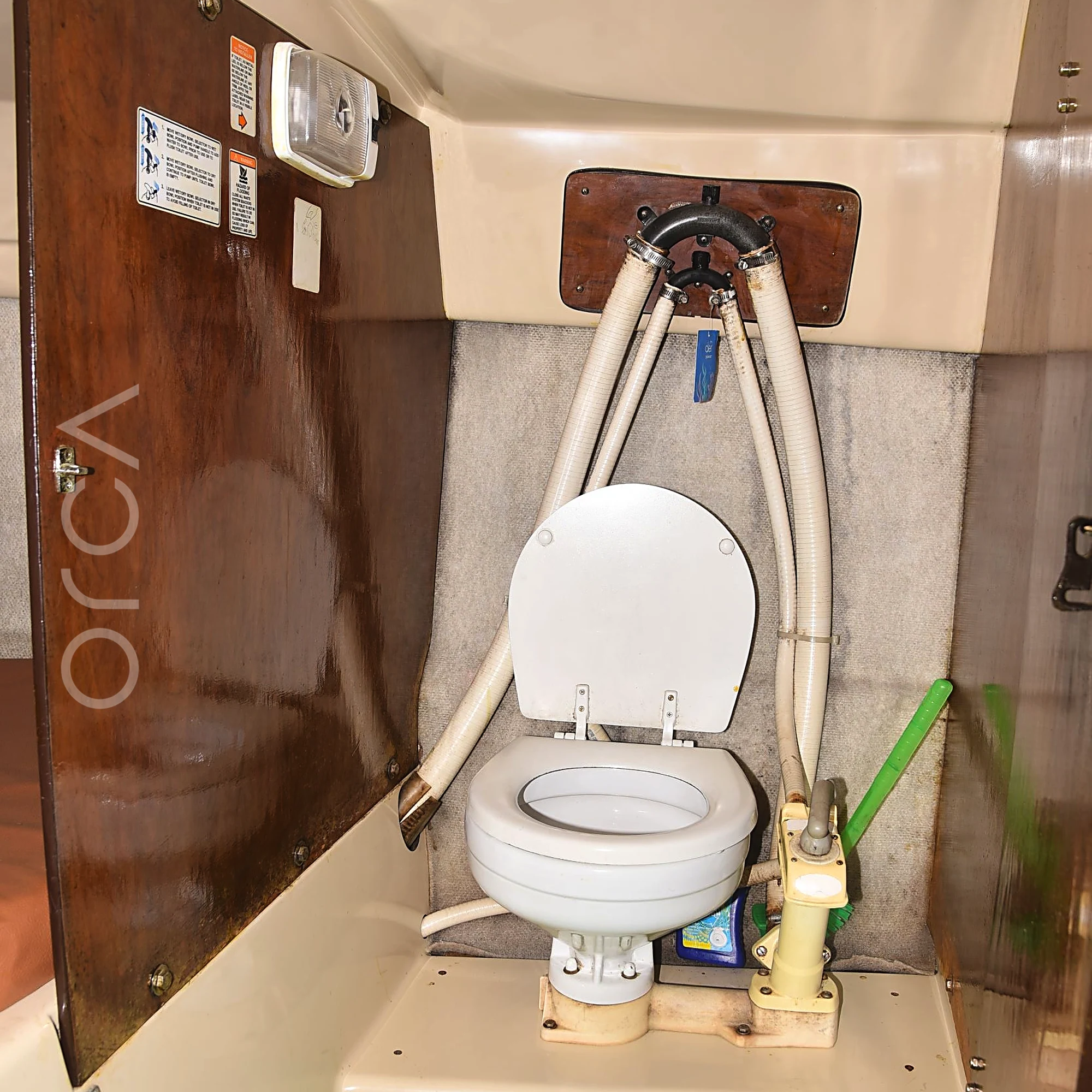 A Macgregor 26 sailboat in Mumbai, the washroom, available to rent from Orca Sail.