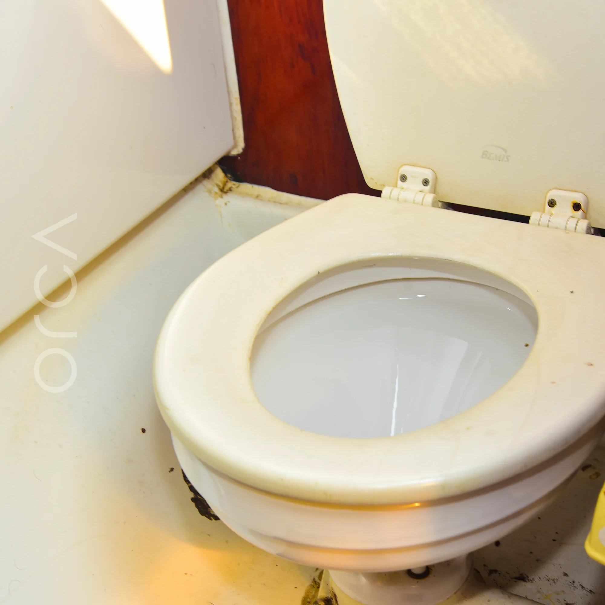 The bathroom aboard a Fareast 26 sail yacht in Mumbai, available to rent from Orca Sail.