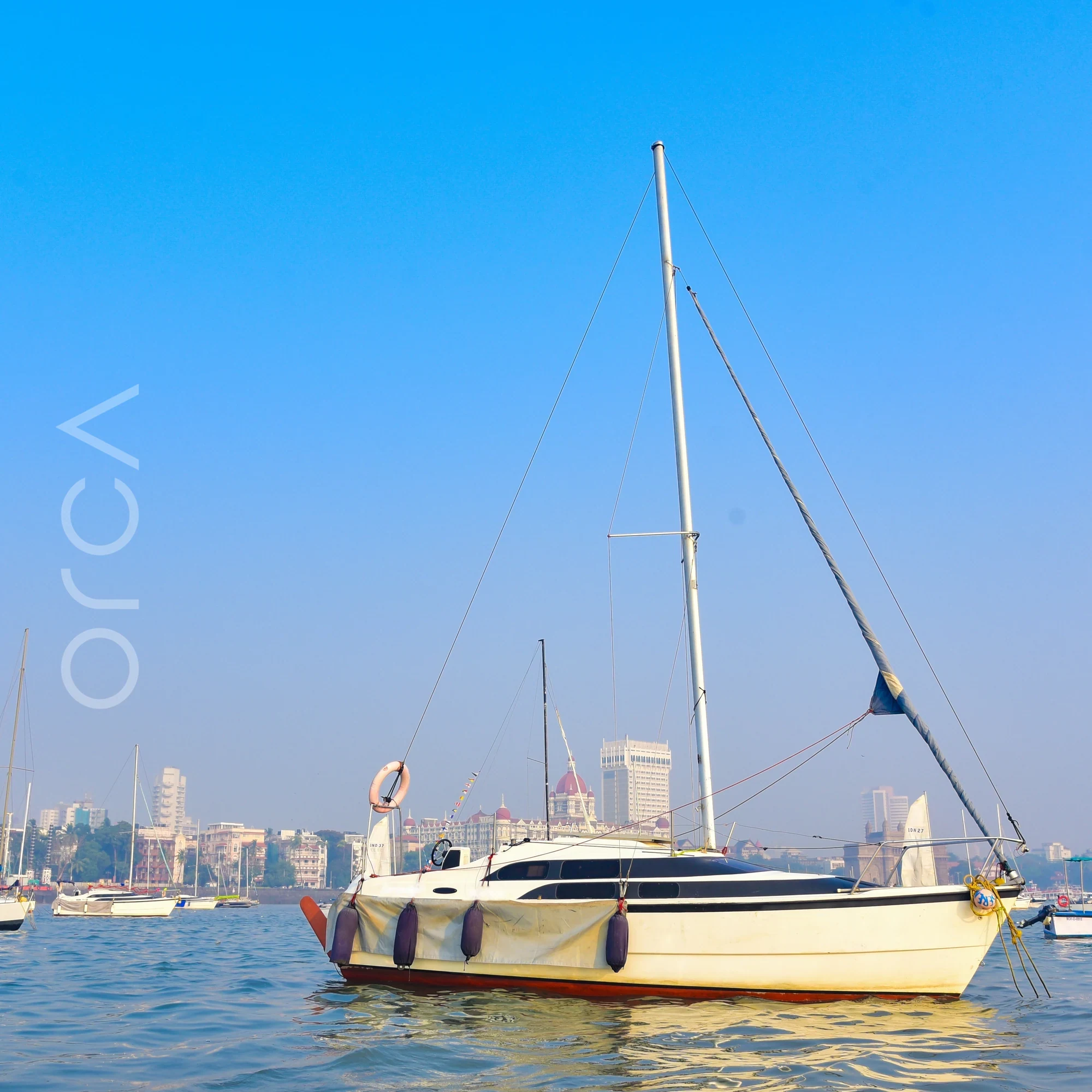 The Macgregor 26 sailboat on the water in Mumbai, representing the boats available to rent from Orca Sail.