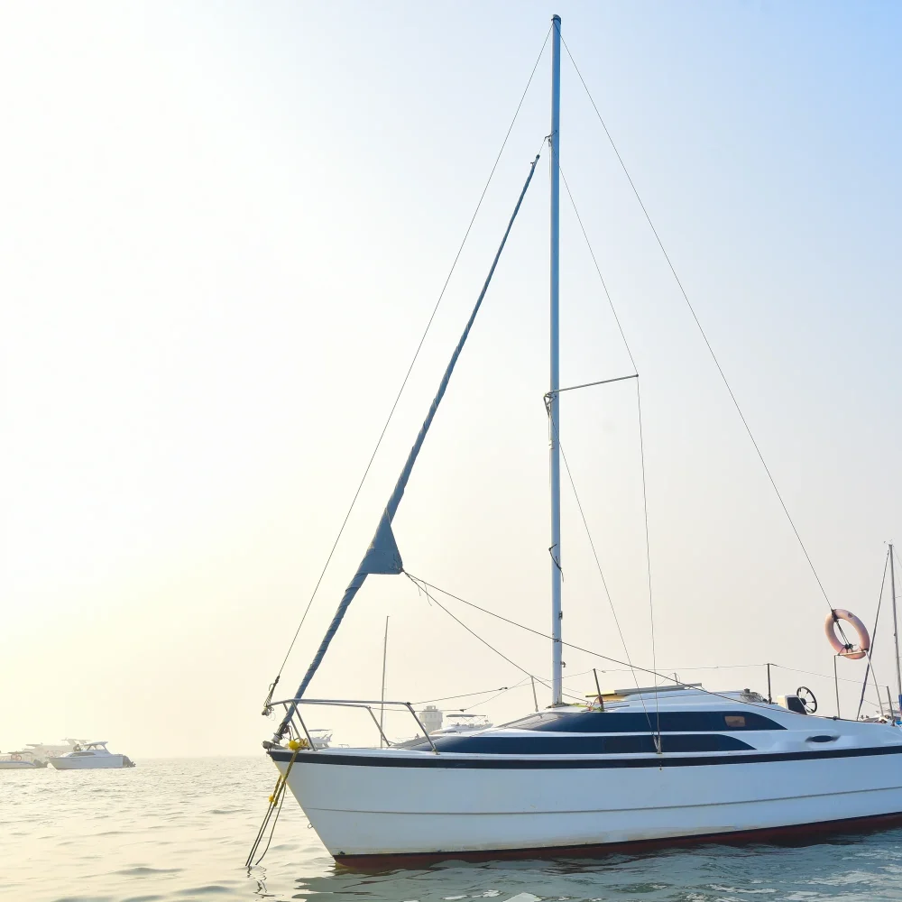 The Macgregor 26 sailboat on the water in Mumbai, available to rent from Orca Sail.
