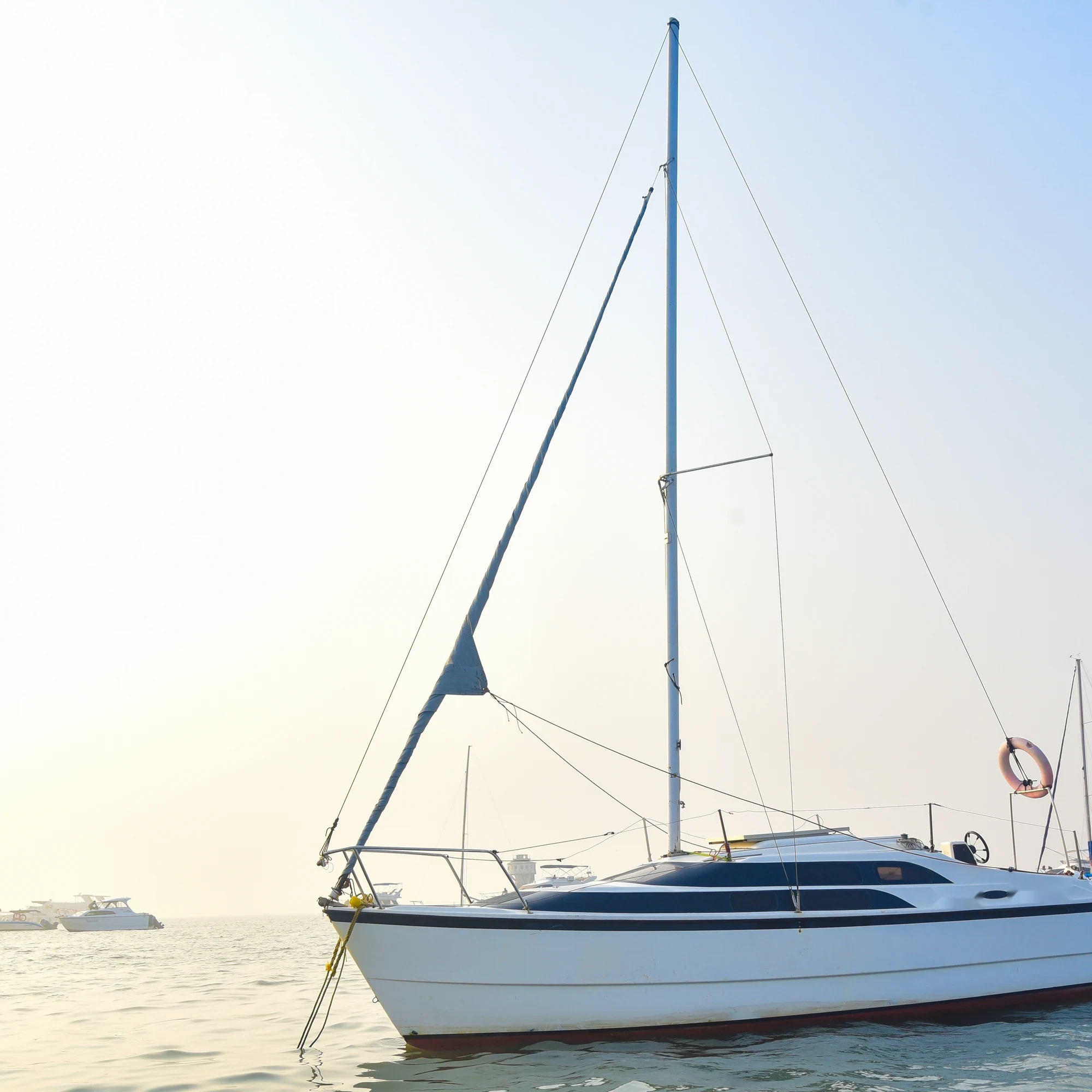 The Macgregor 26 sailboat on the water in Mumbai, available to rent from Orca Sail.