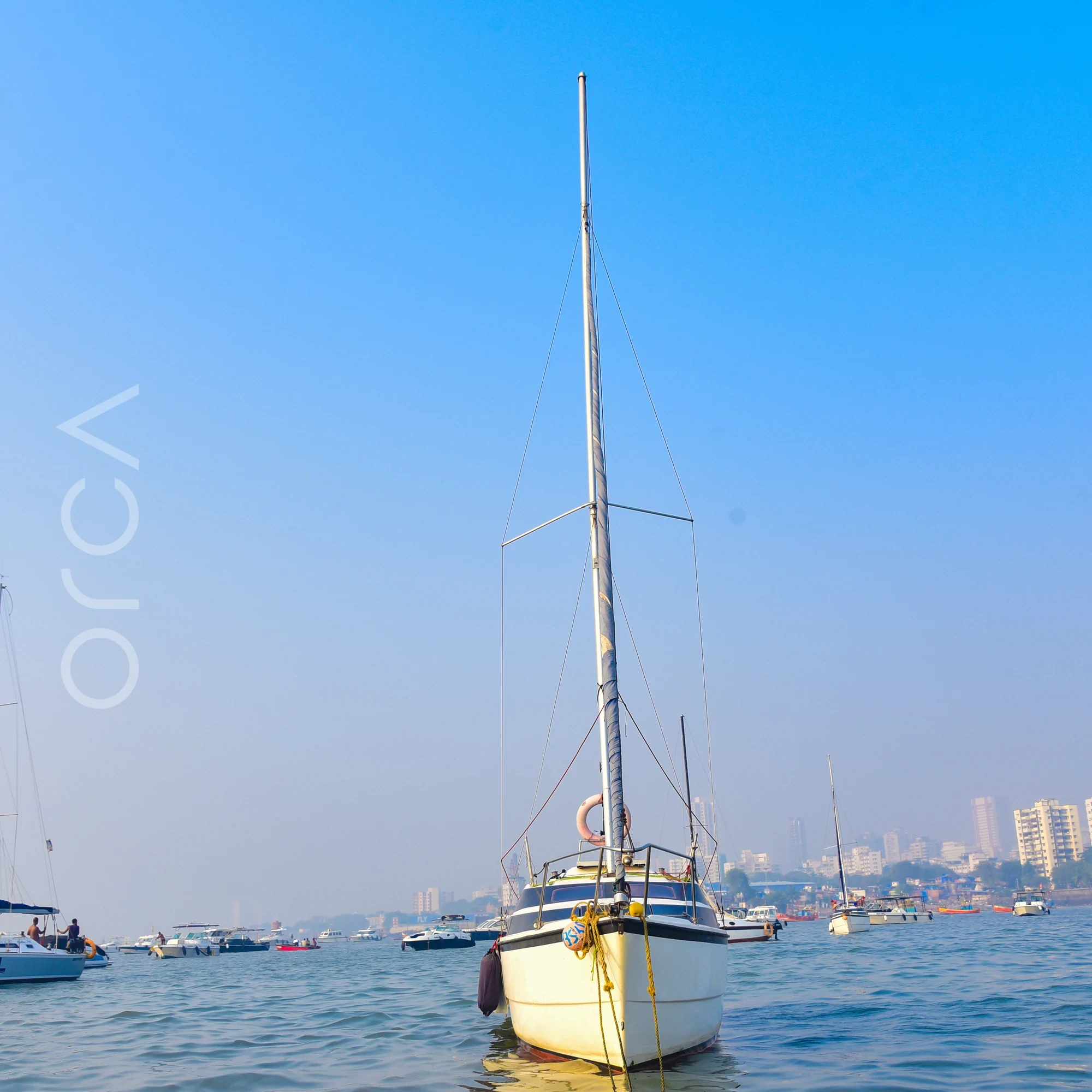The Macgregor 26 sailboat on the water in Mumbai, representing the boats available to rent from Orca Sail.